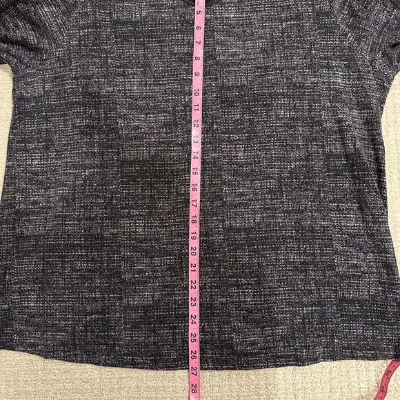 CATHERINE’S long black and white designed tunic top with v-neck, size 1X 18-20W - Picture 6 of 6